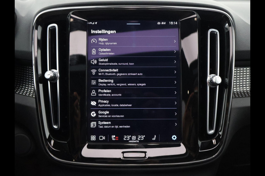 Volvo XC40 P8 AWD R-DESIGN ACCU SOH 93% GARANTIE 11-2030* BEREIK 462 KM WLTP. NL AUTO. BIJNA 2021.PARKEERSENSOREN V+A . 360 CAMERA V+A . APPLE CARPLAY & ADNROID AUTO . STOEL -EN STUURVERWARMING