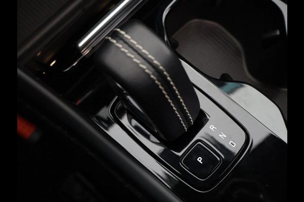 Volvo XC40 P8 AWD R-DESIGN ACCU SOH 93% GARANTIE 11-2030* BEREIK 462 KM WLTP. NL AUTO. BIJNA 2021.PARKEERSENSOREN V+A . 360 CAMERA V+A . APPLE CARPLAY & ADNROID AUTO . STOEL -EN STUURVERWARMING