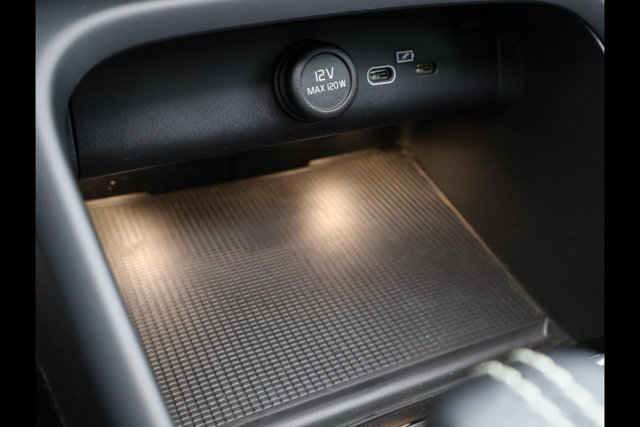 Volvo XC40 P8 AWD R-DESIGN ACCU SOH 93% GARANTIE 11-2030* BEREIK 462 KM WLTP. NL AUTO. BIJNA 2021.PARKEERSENSOREN V+A . 360 CAMERA V+A . APPLE CARPLAY & ADNROID AUTO . STOEL -EN STUURVERWARMING