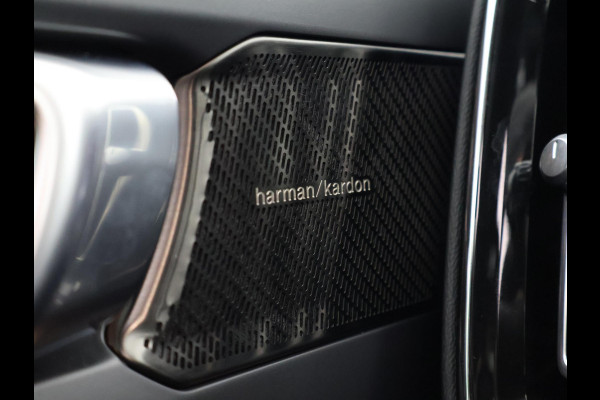 Volvo XC40 P8 AWD R-DESIGN ACCU SOH 93% GARANTIE 11-2030* BEREIK 462 KM WLTP. NL AUTO. BIJNA 2021.PARKEERSENSOREN V+A . 360 CAMERA V+A . APPLE CARPLAY & ADNROID AUTO . STOEL -EN STUURVERWARMING