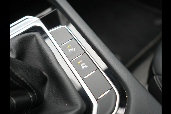 Volkswagen Arteon Shooting Brake 1.4 TSI eHybrid R-Line Business+ Plug In Hybrid 218pk Dealer O.H PHEV | Panodak | Trekhaak af Fabriek | Adaptive Cruise |  Lederen Sportstoelen Massage & Memory | 360 Camera | Head Up | Stuurverwarming | Virtual | BLIS |