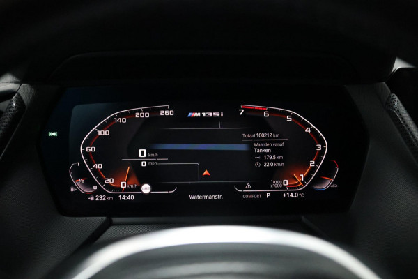BMW 1-serie M135i xDrive 306+PK M-PERFORMANCE/LED/VIRTUAL/SFEER/PANO/LEER+S.VERWARMING/CAM/LMV/ACC/ECC/12 MND GARANTIE!