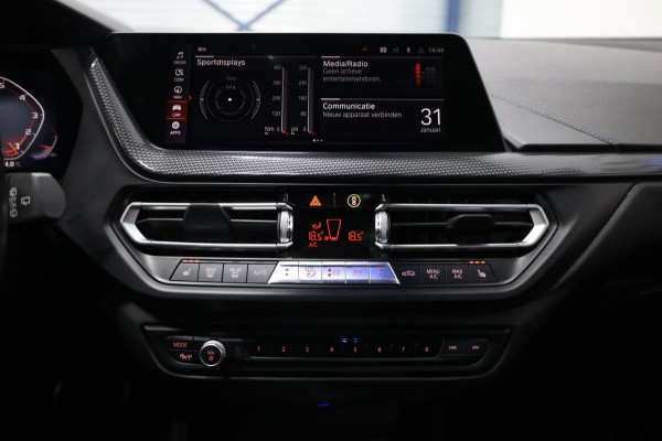 BMW 1-serie M135i xDrive 306+PK M-PERFORMANCE/LED/VIRTUAL/SFEER/PANO/LEER+S.VERWARMING/CAM/LMV/ACC/ECC/12 MND GARANTIE!