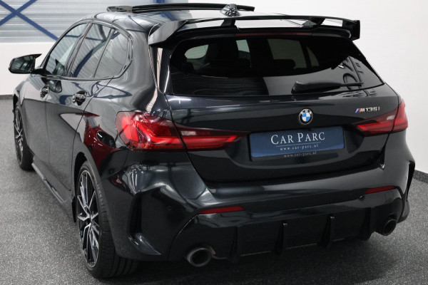 BMW 1-serie M135i xDrive 306+PK M-PERFORMANCE/LED/VIRTUAL/SFEER/PANO/LEER+S.VERWARMING/CAM/LMV/ACC/ECC/12 MND GARANTIE!