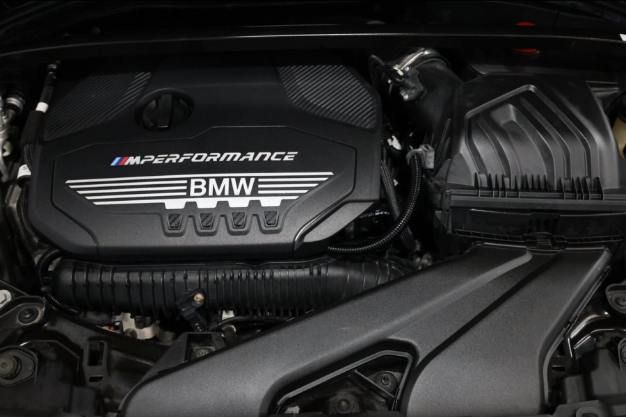 BMW 1-serie M135i xDrive 306+PK M-PERFORMANCE/LED/VIRTUAL/SFEER/PANO/LEER+S.VERWARMING/CAM/LMV/ACC/ECC/12 MND GARANTIE!