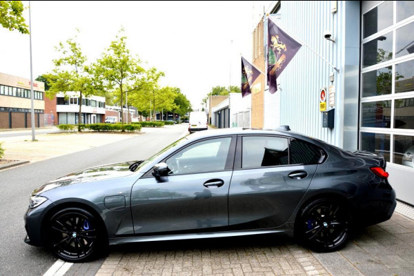 BMW 3-serie 330e High Executive AUT 292PK LED/LEER/NAV/LMV19