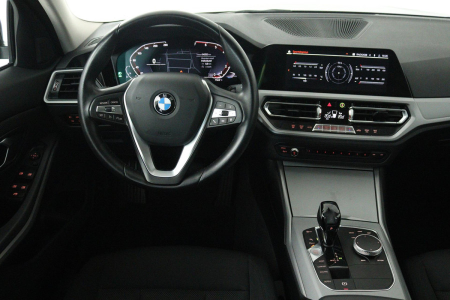 BMW 3-serie 330i Executive Edition (ACHTERUITRIJCAMERA, NAVIGATIE, HEAD-UP DISPLAY, PARKEERSENSOREN, DEALER ONDERHOUDEN)