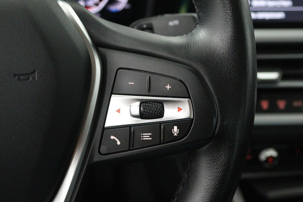 BMW 3-serie 330i Executive Edition (ACHTERUITRIJCAMERA, NAVIGATIE, HEAD-UP DISPLAY, PARKEERSENSOREN, DEALER ONDERHOUDEN)