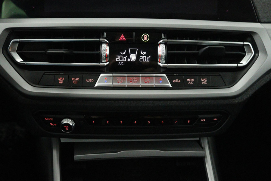 BMW 3-serie 330i Executive Edition (ACHTERUITRIJCAMERA, NAVIGATIE, HEAD-UP DISPLAY, PARKEERSENSOREN, DEALER ONDERHOUDEN)