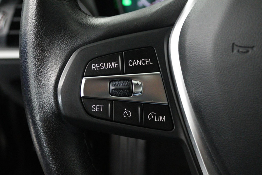 BMW 3-serie 330i Executive Edition (ACHTERUITRIJCAMERA, NAVIGATIE, HEAD-UP DISPLAY, PARKEERSENSOREN, DEALER ONDERHOUDEN)