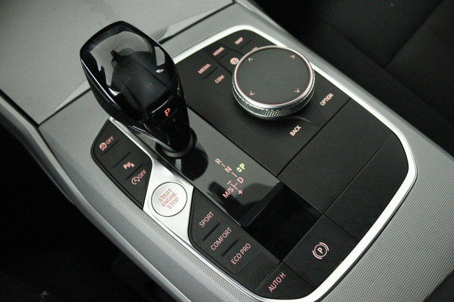 BMW 3-serie 330i Executive Edition (ACHTERUITRIJCAMERA, NAVIGATIE, HEAD-UP DISPLAY, PARKEERSENSOREN, DEALER ONDERHOUDEN)