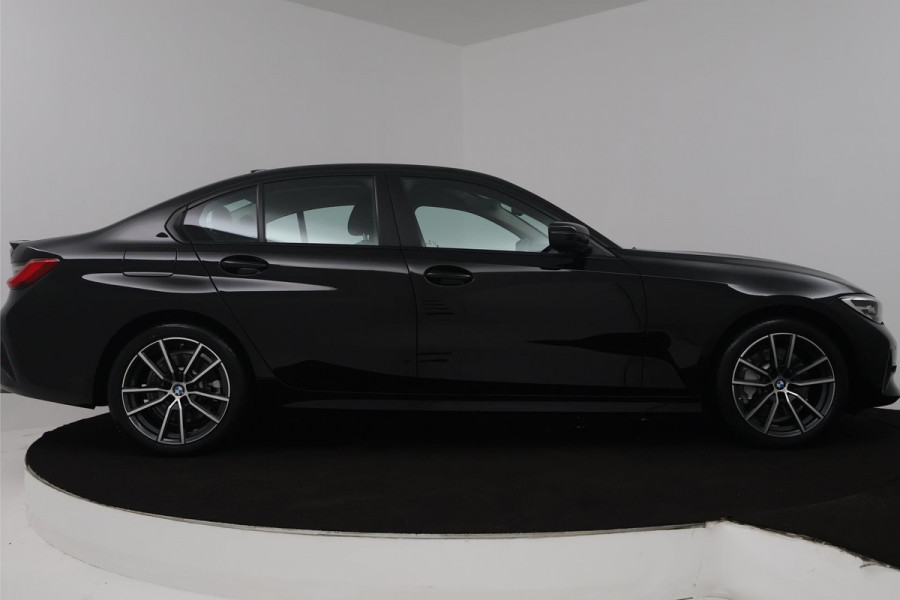 BMW 3-serie 330i Executive Edition (ACHTERUITRIJCAMERA, NAVIGATIE, HEAD-UP DISPLAY, PARKEERSENSOREN, DEALER ONDERHOUDEN)