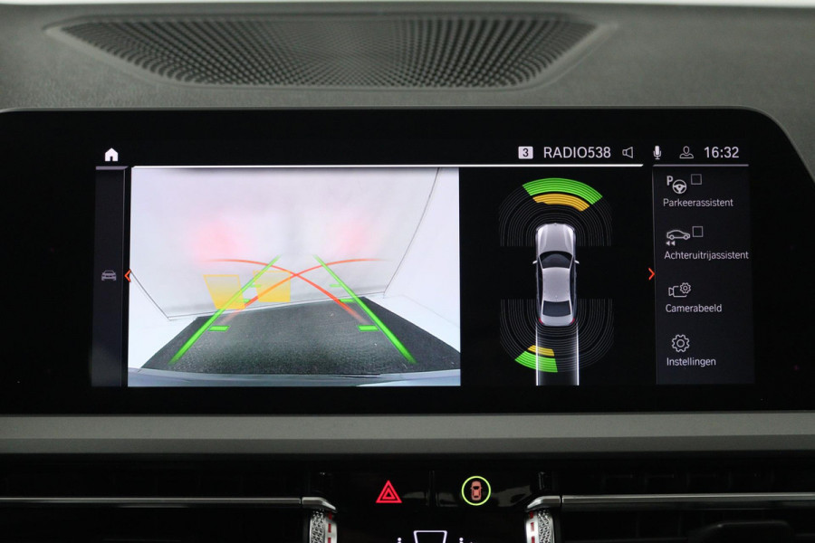 BMW 3-serie 330i Executive Edition (ACHTERUITRIJCAMERA, NAVIGATIE, HEAD-UP DISPLAY, PARKEERSENSOREN, DEALER ONDERHOUDEN)