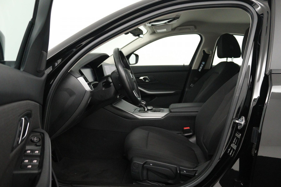 BMW 3-serie 330i Executive Edition (ACHTERUITRIJCAMERA, NAVIGATIE, HEAD-UP DISPLAY, PARKEERSENSOREN, DEALER ONDERHOUDEN)