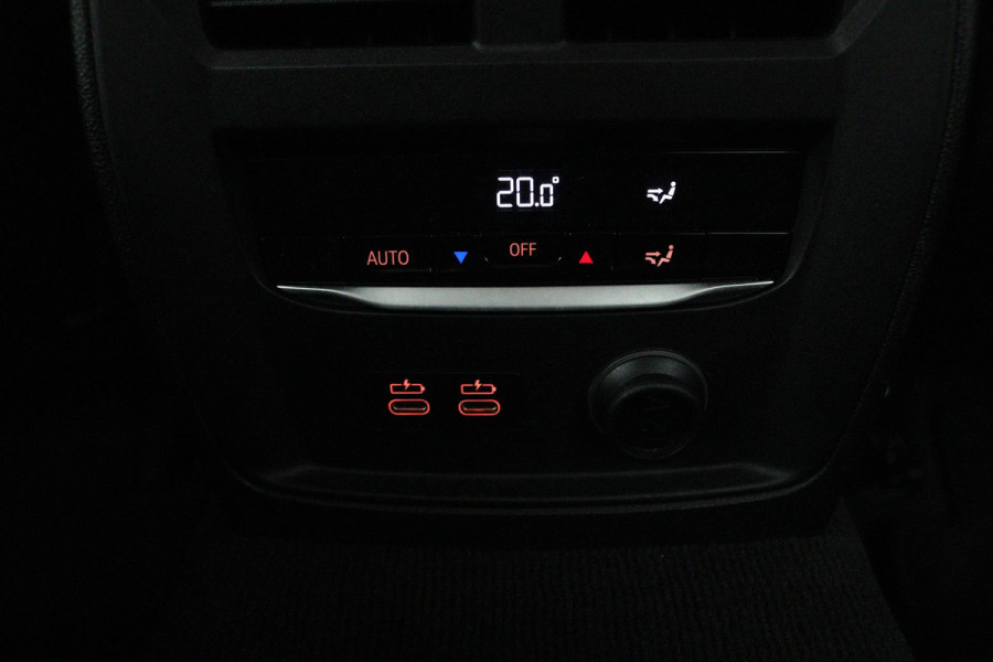 BMW 3-serie 330i Executive Edition (ACHTERUITRIJCAMERA, NAVIGATIE, HEAD-UP DISPLAY, PARKEERSENSOREN, DEALER ONDERHOUDEN)