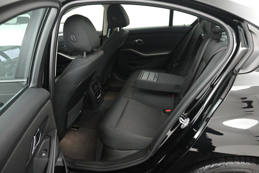 BMW 3-serie 330i Executive Edition (ACHTERUITRIJCAMERA, NAVIGATIE, HEAD-UP DISPLAY, PARKEERSENSOREN, DEALER ONDERHOUDEN)