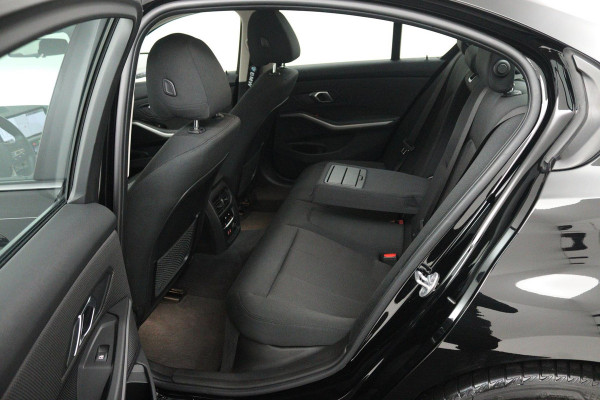 BMW 3-serie 330i Executive Edition (ACHTERUITRIJCAMERA, NAVIGATIE, HEAD-UP DISPLAY, PARKEERSENSOREN, DEALER ONDERHOUDEN)