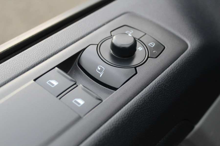 Ford Transit Custom 320 2.0-136 pk TDCI L1H1 Trend. Fabrieksgarantie t/m 23-06-2028 ! Adaptieve Cruise Control, Side- en lane assist, Navigatie, Camera, PDC V+A, LED verlichting, laadruimte bekleed etc.