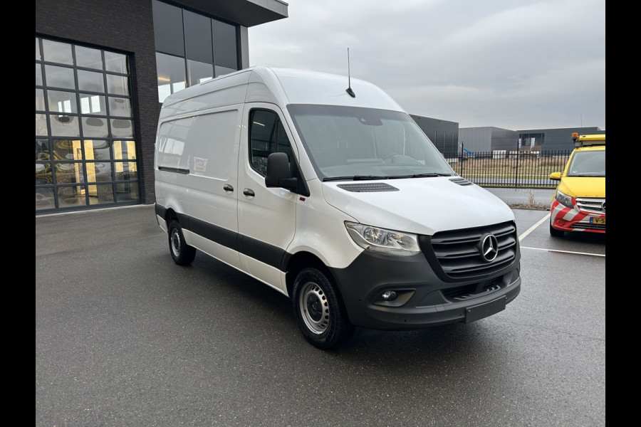 Mercedes-Benz Sprinter 317 CDI L2 H2 3500KG Trekhaak / Automaat / MBUX / Camera / Parkeersensoren / Navigatie / Airco