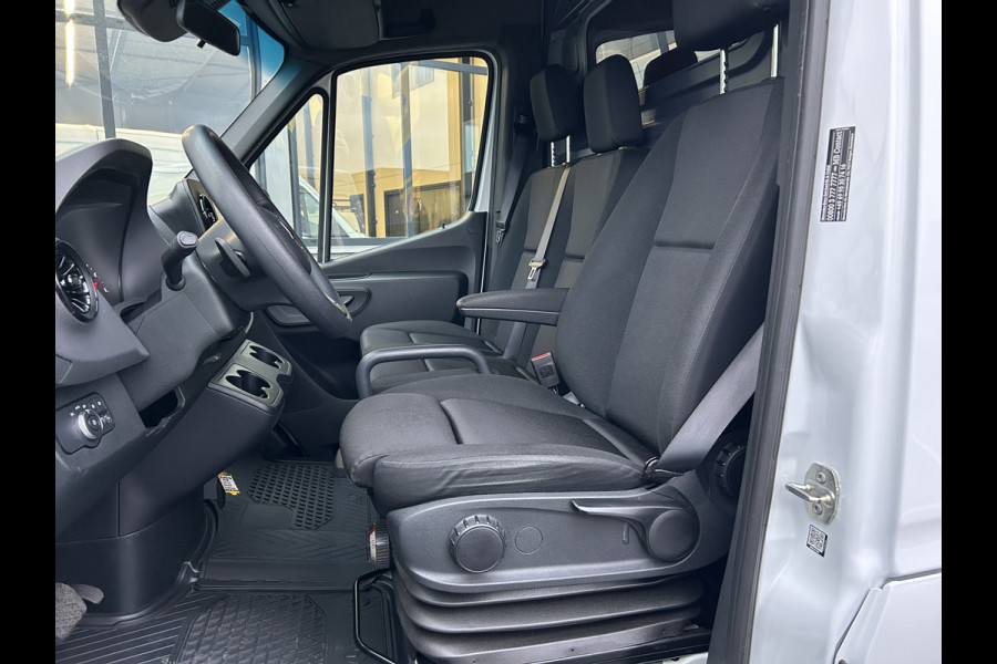 Mercedes-Benz Sprinter 317 CDI L2 H2 3500KG Trekhaak / Automaat / MBUX / Camera / Parkeersensoren / Navigatie / Airco