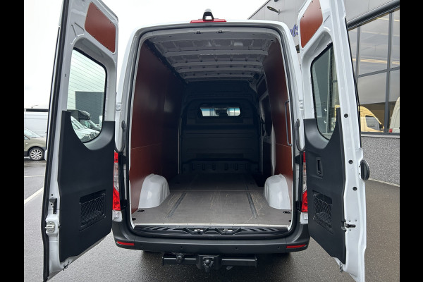 Mercedes-Benz Sprinter 317 CDI L2 H2 3500KG Trekhaak / Automaat / MBUX / Camera / Parkeersensoren / Navigatie / Airco