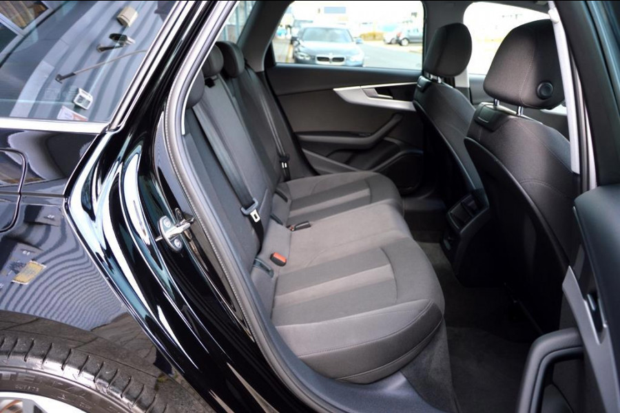 Audi A4 AVANT 35 TFSI Design ECC/PDC V&A/LED/LMV18/NAVI/PANO