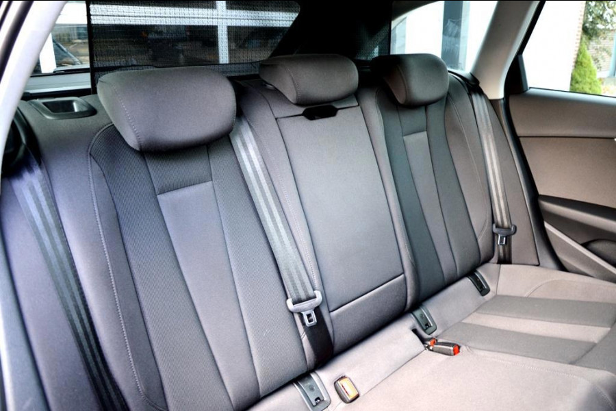 Audi A4 AVANT 35 TFSI Design ECC/PDC V&A/LED/LMV18/NAVI/PANO