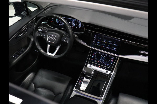 Audi Q7 55 TFSI e quattro Sport S [SCHUIFKANTELDAK, ADAPTIVE CRUISE, 360 CAMERA, TREKHAAK INKLAPBAAR, MEMORY SEATS, LUCHTVERING, STOELMASSAGE, APPLE CARPLAY, ANDROID, STUURVERWARMING, STOELVENTILATIE, STOELVERWARMING, VOL LED