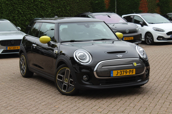 MINI Mini Electric Charged 33 kWh / SoH 95.8% / Camera / Head-up / Leder / Harman Kardon / Keyless / 17'' / CarPlay / Stoelverwarming / Matrix LED / DAB / Cruise Control