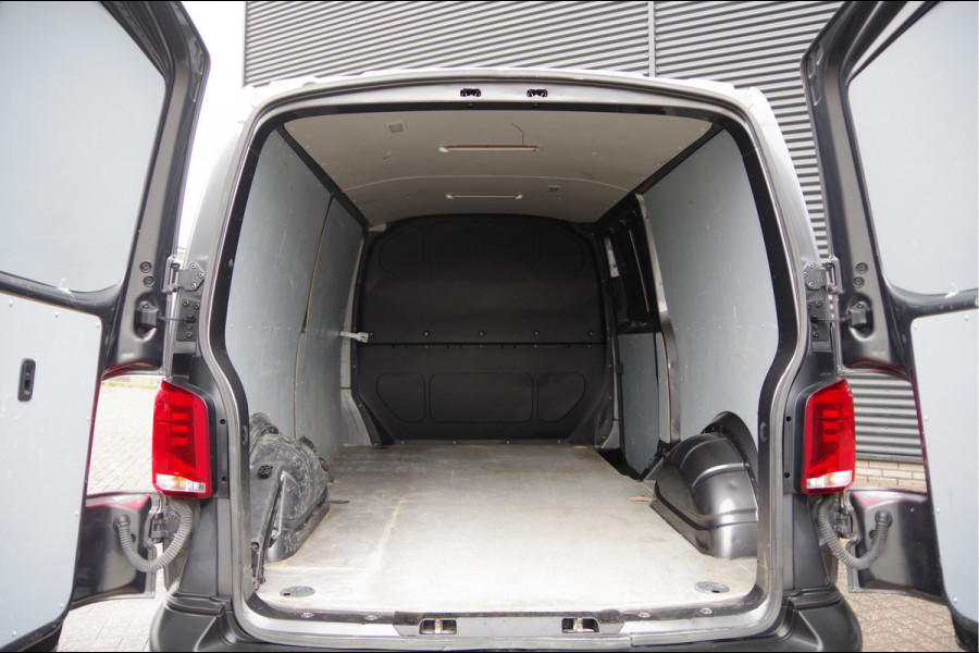 Volkswagen Transporter 2.0 TDI L2 3-ZITS, 150PK AUT. CAMERA, NAVI, CRUISE, AIRCO, CARPLAY, LEDER MF STUURWIEL