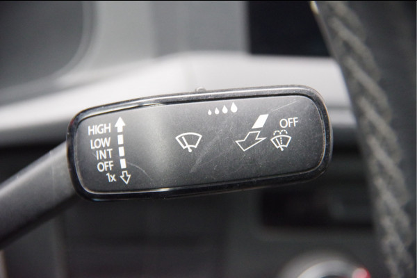 Volkswagen Transporter 2.0 TDI L2 3-ZITS, 150PK AUT. CAMERA, NAVI, CRUISE, AIRCO, CARPLAY, LEDER MF STUURWIEL