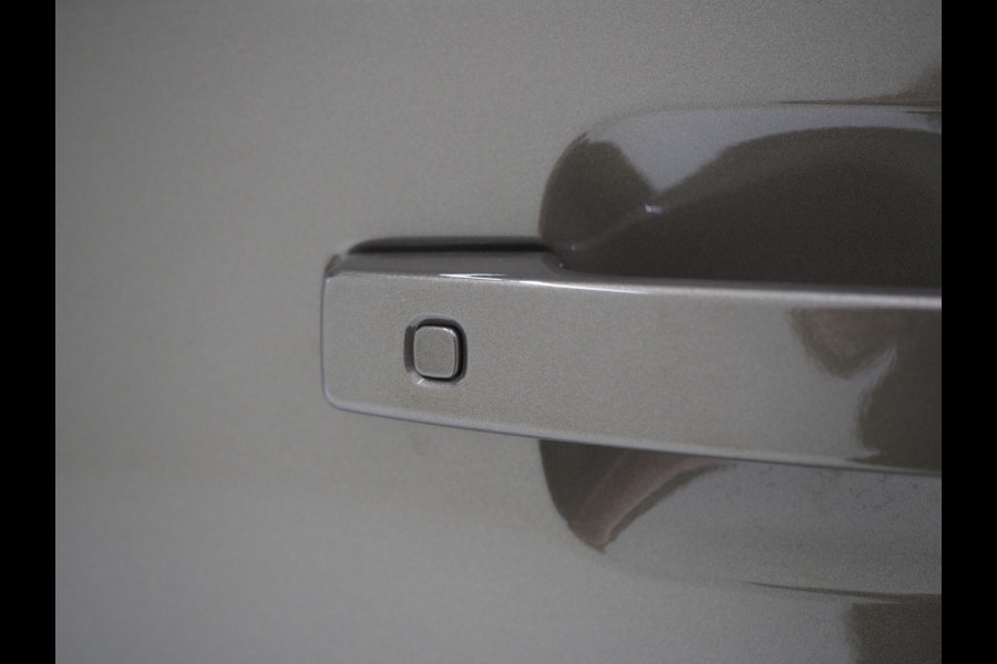 Land Rover Defender 110 2.0 P400e Urban | Panoramadak | Explorer Pack | Lightbar | 360 | Trekhaak | Meridian | Sidesteps | Carplay