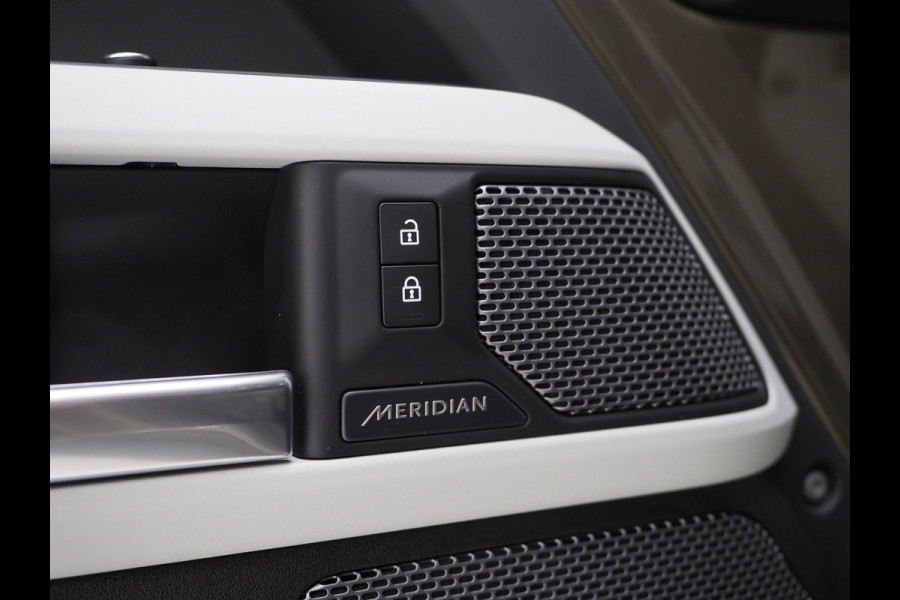 Land Rover Defender 110 2.0 P400e Urban | Panoramadak | Explorer Pack | Lightbar | 360 | Trekhaak | Meridian | Sidesteps | Carplay