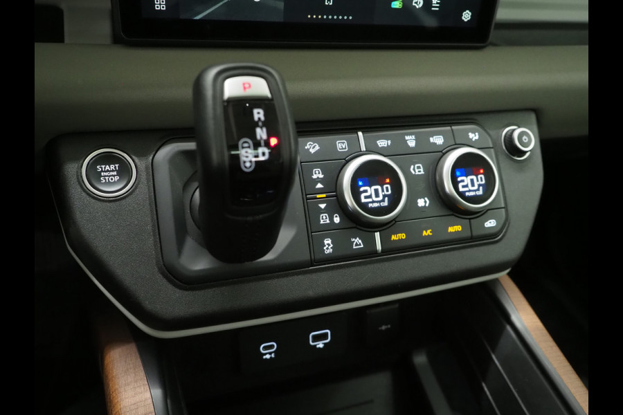 Land Rover Defender 110 2.0 P400e Urban | Panoramadak | Explorer Pack | Lightbar | 360 | Trekhaak | Meridian | Sidesteps | Carplay