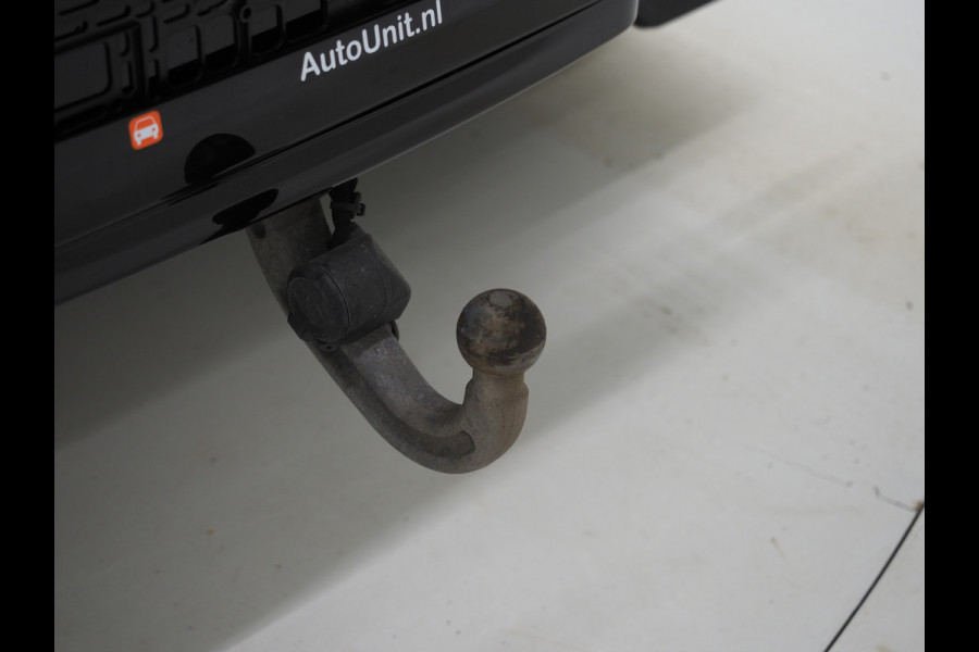 Land Rover Defender 110 2.0 P400e Urban | Panoramadak | Explorer Pack | Lightbar | 360 | Trekhaak | Meridian | Sidesteps | Carplay