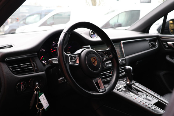 Porsche Macan 2.0 | ACC | Panoramadak | Inc BTW | 21'' | Sportchrono | Bose | Stoelventilatie | Elek. trekhaak | CarPlay | Luchtvering | Camera | Memory seats | Lederen bekleding | Alarm klasse 5 | Standkachel