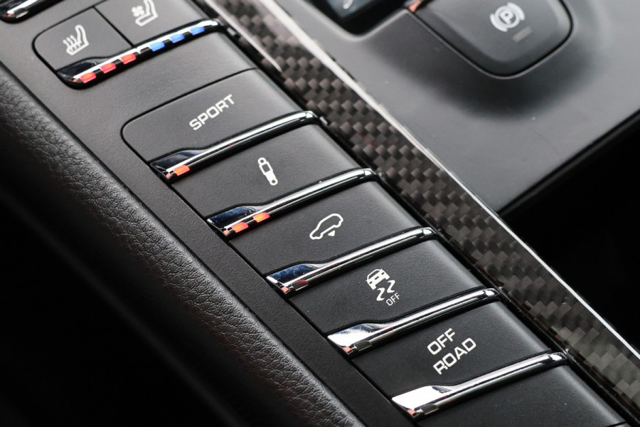 Porsche Macan 2.0 | ACC | Panoramadak | Inc BTW | 21'' | Sportchrono | Bose | Stoelventilatie | Elek. trekhaak | CarPlay | Luchtvering | Camera | Memory seats | Lederen bekleding | Alarm klasse 5 | Standkachel