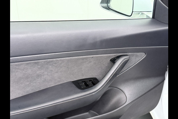 Tesla Model 3 RWD SR+ 60kWh 325PK Lmv 18" AutoPilot Leder PanoDak Adaptive-Cruise Lmv Camera's Elektr.-Stuur+Stoelen+Spiegels+Geheugen+Easy-En Navi LED Comfortstoelen ACC DAB Keyless en Voorverwarmen interieur via App One-Pedal-Drive Origineel Nederlandse auto tot 11kw laden thuis! Garantie Accu tot 10-12-2027 max 160.000km 1.584kg licht!