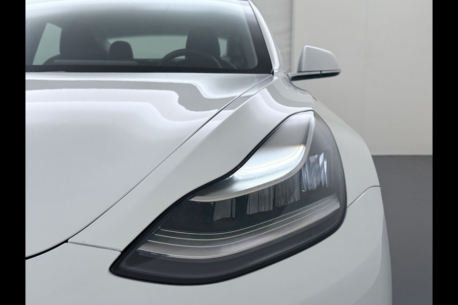 Tesla Model 3 RWD SR+ 60kWh 325PK Lmv 18" AutoPilot Leder PanoDak Adaptive-Cruise Lmv Camera's Elektr.-Stuur+Stoelen+Spiegels+Geheugen+Easy-En Navi LED Comfortstoelen ACC DAB Keyless en Voorverwarmen interieur via App One-Pedal-Drive Origineel Nederlandse auto tot 11kw laden thuis! Garantie Accu tot 10-12-2027 max 160.000km 1.584kg licht!