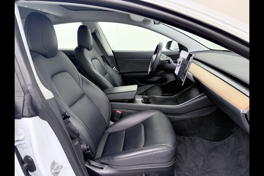 Tesla Model 3 RWD SR+ 60kWh 325PK Lmv 18" AutoPilot Leder PanoDak Adaptive-Cruise Lmv Camera's Elektr.-Stuur+Stoelen+Spiegels+Geheugen+Easy-En Navi LED Comfortstoelen ACC DAB Keyless en Voorverwarmen interieur via App One-Pedal-Drive Origineel Nederlandse auto tot 11kw laden thuis! Garantie Accu tot 10-12-2027 max 160.000km 1.584kg licht!