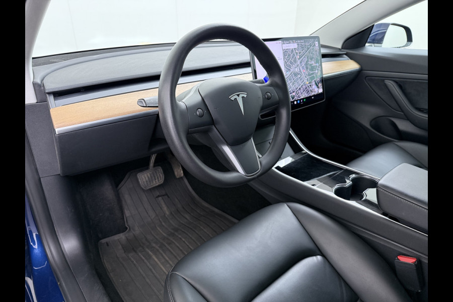 Tesla Model 3 SR Plus 325PK LFP Accu SOH 91% Lmv 18" AutoPilot Leder Pano-dak Adaptive-Cruise Camera's Elektr.-Stuur+Stoelen+Spiegels+Geheugen Navi LED ACC DAB Voorverwarmen interieur via App Keyless One-Pedal-Drive 1e Eigenaar Origineel Nederlandse Auto