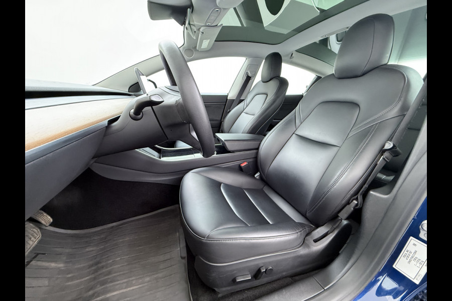 Tesla Model 3 SR Plus 325PK LFP Accu SOH 91% Lmv 18" AutoPilot Leder Pano-dak Adaptive-Cruise Camera's Elektr.-Stuur+Stoelen+Spiegels+Geheugen Navi LED ACC DAB Voorverwarmen interieur via App Keyless One-Pedal-Drive 1e Eigenaar Origineel Nederlandse Auto