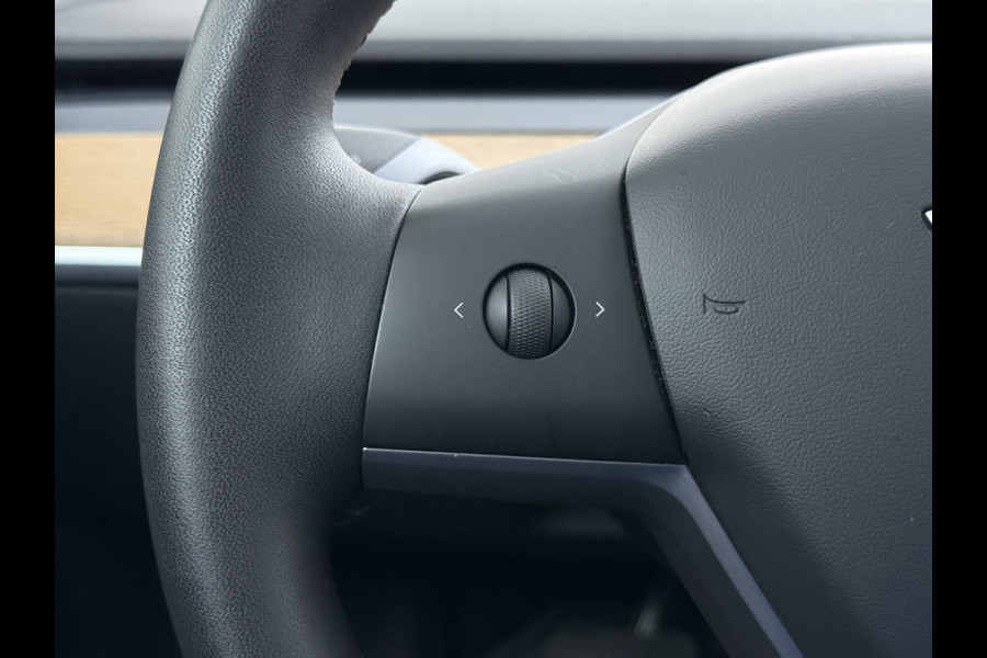Tesla Model 3 SR Plus 325PK LFP Accu SOH 91% Lmv 18" AutoPilot Leder Pano-dak Adaptive-Cruise Camera's Elektr.-Stuur+Stoelen+Spiegels+Geheugen Navi LED ACC DAB Voorverwarmen interieur via App Keyless One-Pedal-Drive 1e Eigenaar Origineel Nederlandse Auto