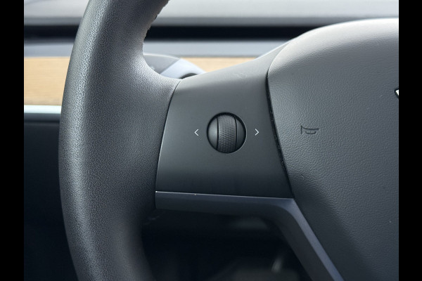 Tesla Model 3 SR Plus 325PK LFP Accu SOH 91% Lmv 18" AutoPilot Leder Pano-dak Adaptive-Cruise Camera's Elektr.-Stuur+Stoelen+Spiegels+Geheugen Navi LED ACC DAB Voorverwarmen interieur via App Keyless One-Pedal-Drive 1e Eigenaar Origineel Nederlandse Auto