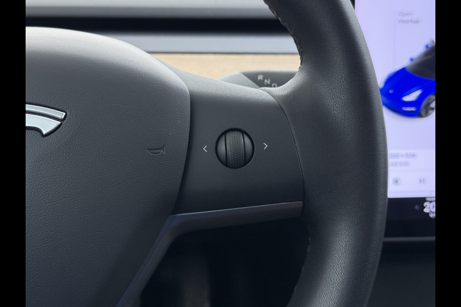 Tesla Model 3 SR Plus 325PK LFP Accu SOH 91% Lmv 18" AutoPilot Leder Pano-dak Adaptive-Cruise Camera's Elektr.-Stuur+Stoelen+Spiegels+Geheugen Navi LED ACC DAB Voorverwarmen interieur via App Keyless One-Pedal-Drive 1e Eigenaar Origineel Nederlandse Auto