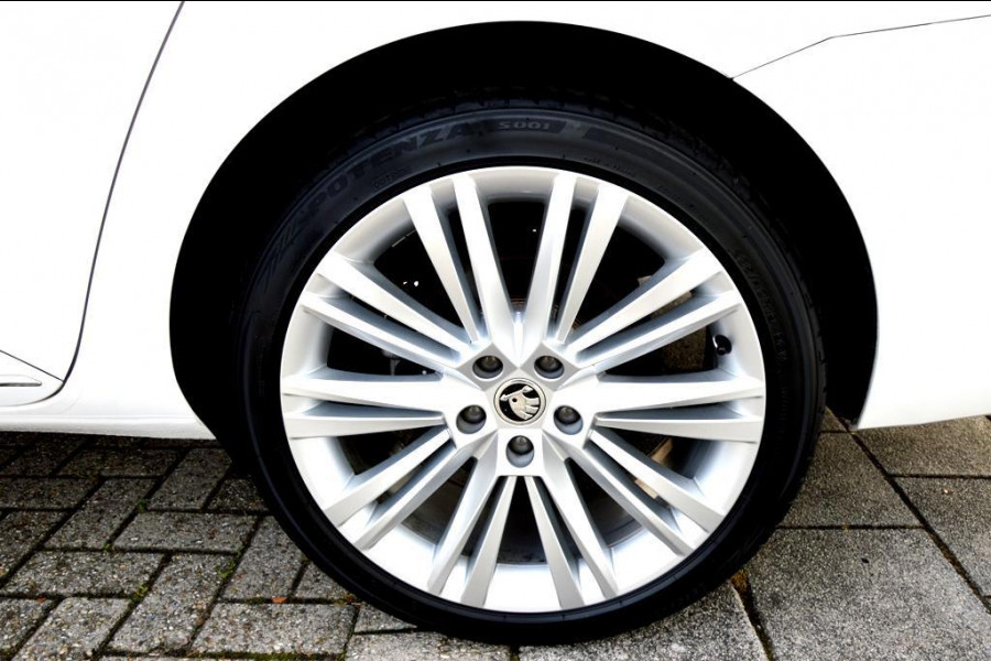 Škoda Superb Combi 1.4 TSI iV CAM/LMV19/NAVI/LEER/VIRTU/PANO