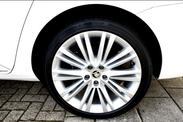 Škoda Superb Combi 1.4 TSI iV CAM/LMV19/NAVI/LEER/VIRTU/PANO