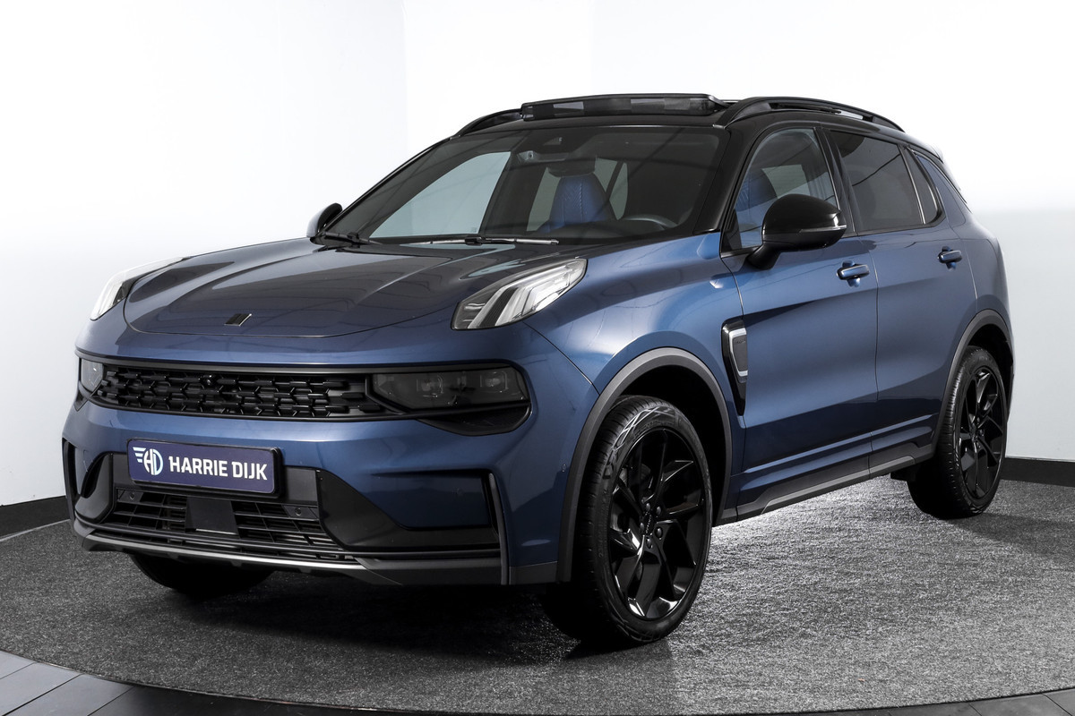 Lynk & Co 01 1.5 PHEV 261PK MY23 | Blackpakket | Donkere hemel | 360 Camera | 7.4 kWh boordlader | S/K-panodak | Adapt. Cruise | Memory | Elek. klep | LM 20" | 2285