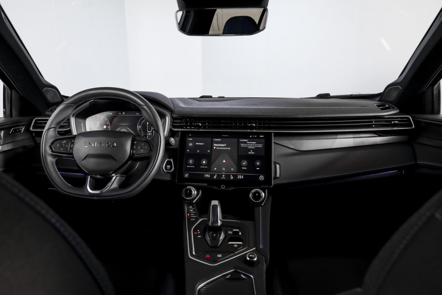 Lynk & Co 01 1.5 PHEV 261PK MY23 | Blackpakket | Donkere hemel | 360 Camera | 7.4 kWh boordlader | S/K-panodak | Adapt. Cruise | Memory | Elek. klep | LM 20" | 2285