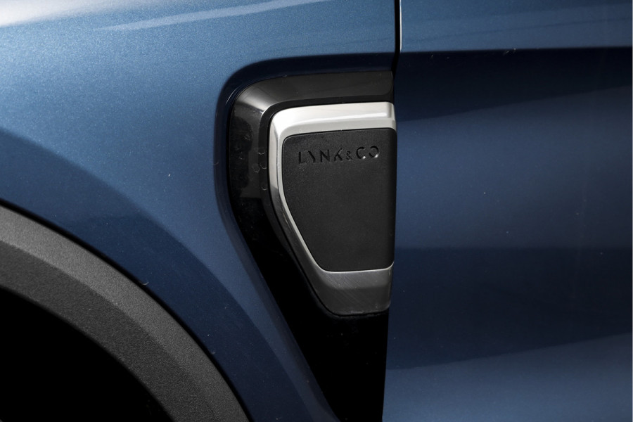 Lynk & Co 01 1.5 PHEV 261PK MY23 | Blackpakket | Donkere hemel | 360 Camera | 7.4 kWh boordlader | S/K-panodak | Adapt. Cruise | Memory | Elek. klep | LM 20" | 2285